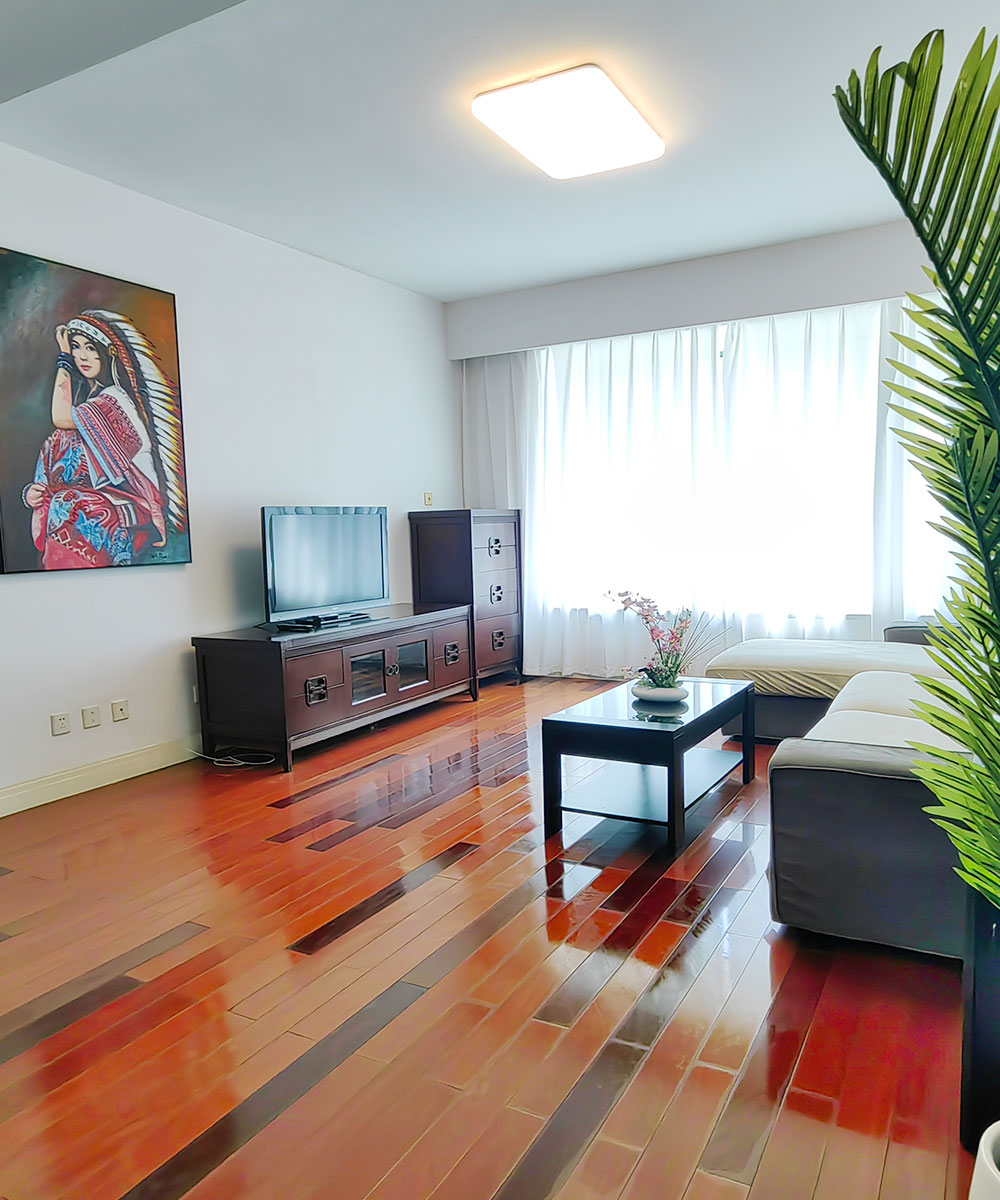 School district apartment, quiet, with open view to the green central garden.