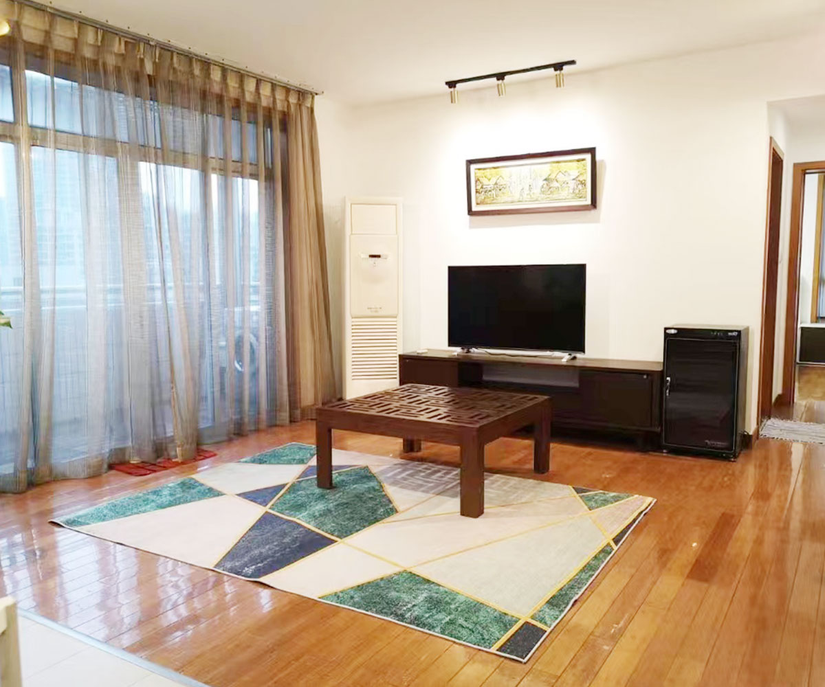 Small apartment right next to metro line 13, decoration in good condition