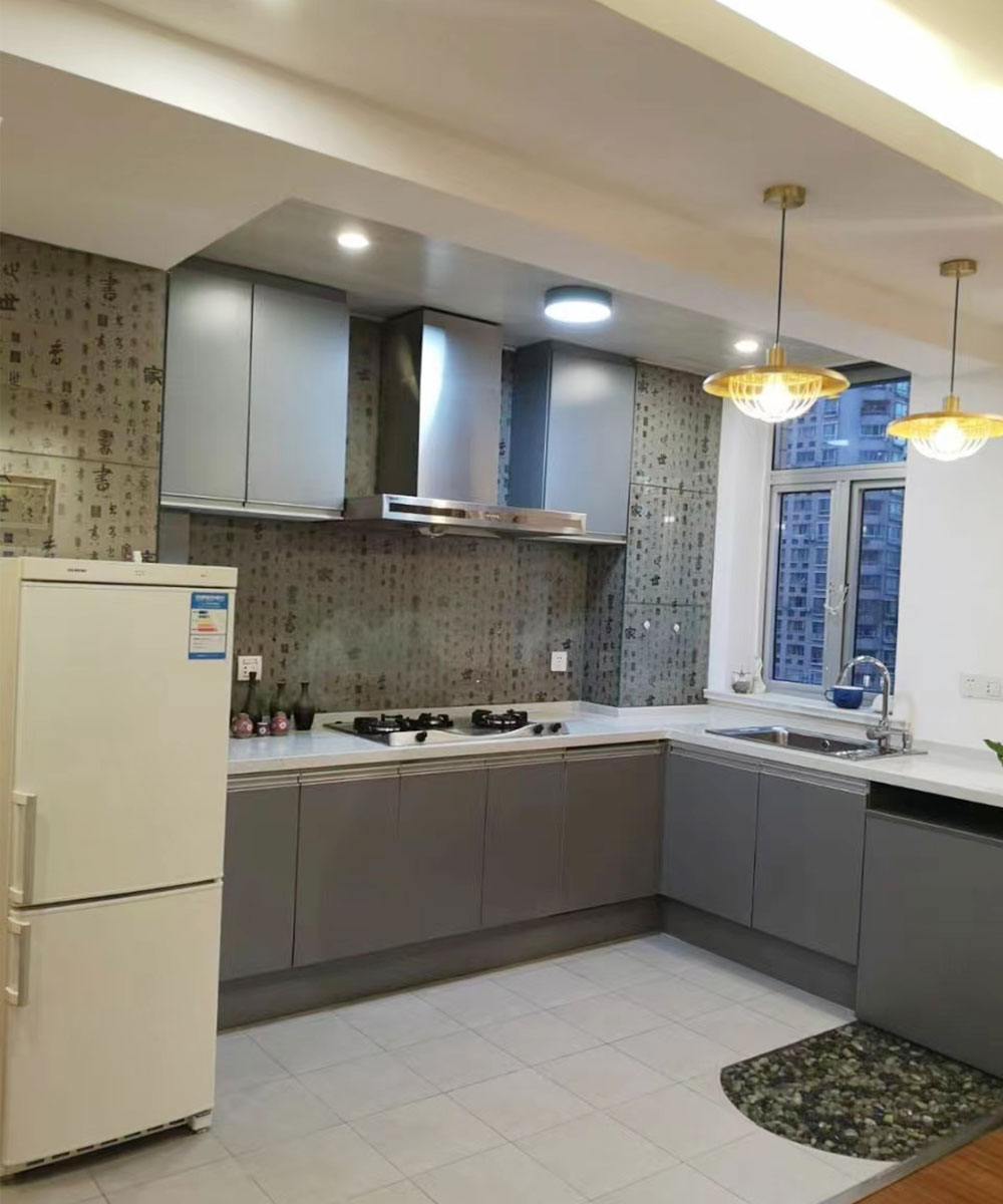 Small apartment right next to metro line 13, decoration in good condition