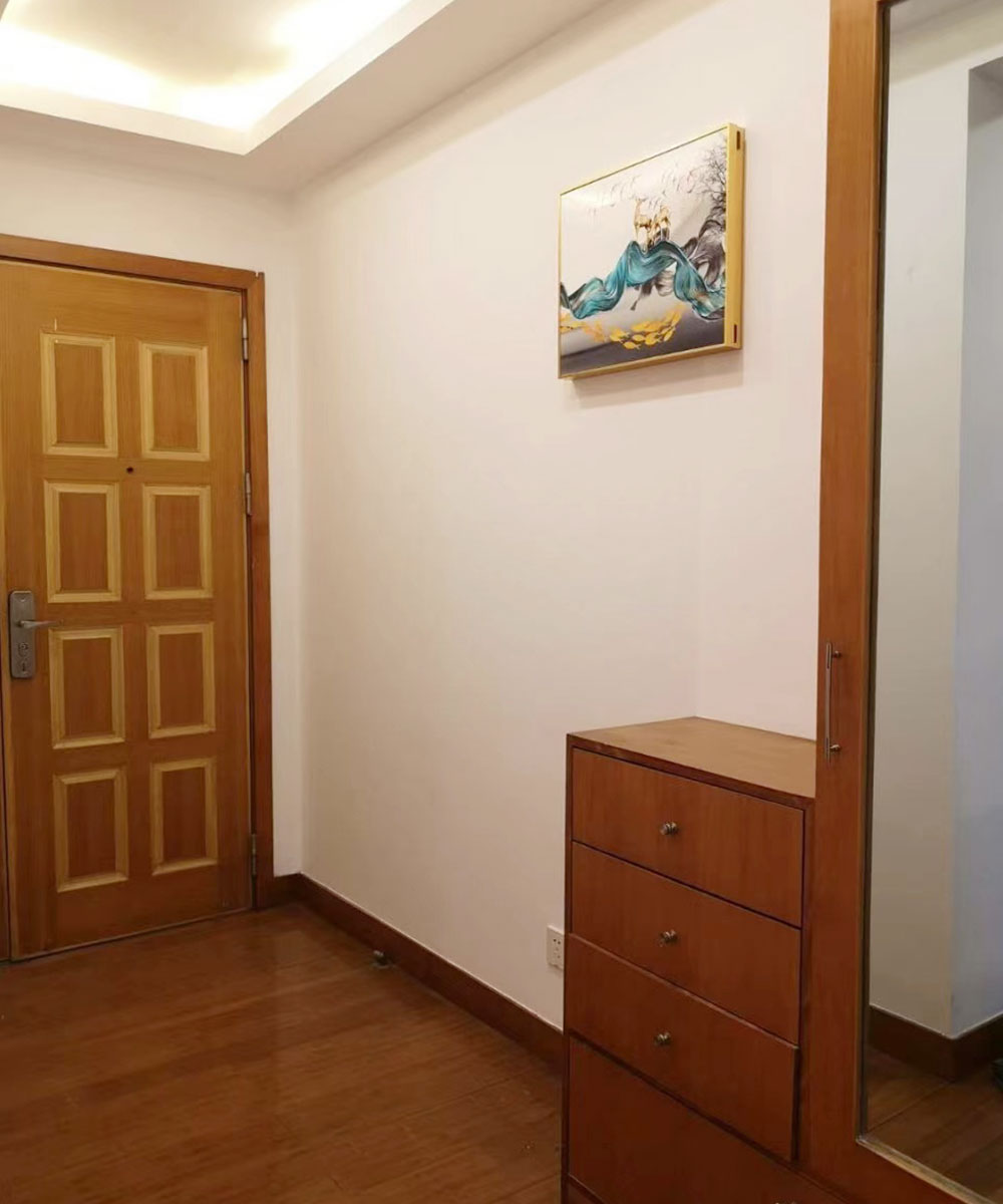 Small apartment right next to metro line 13, decoration in good condition