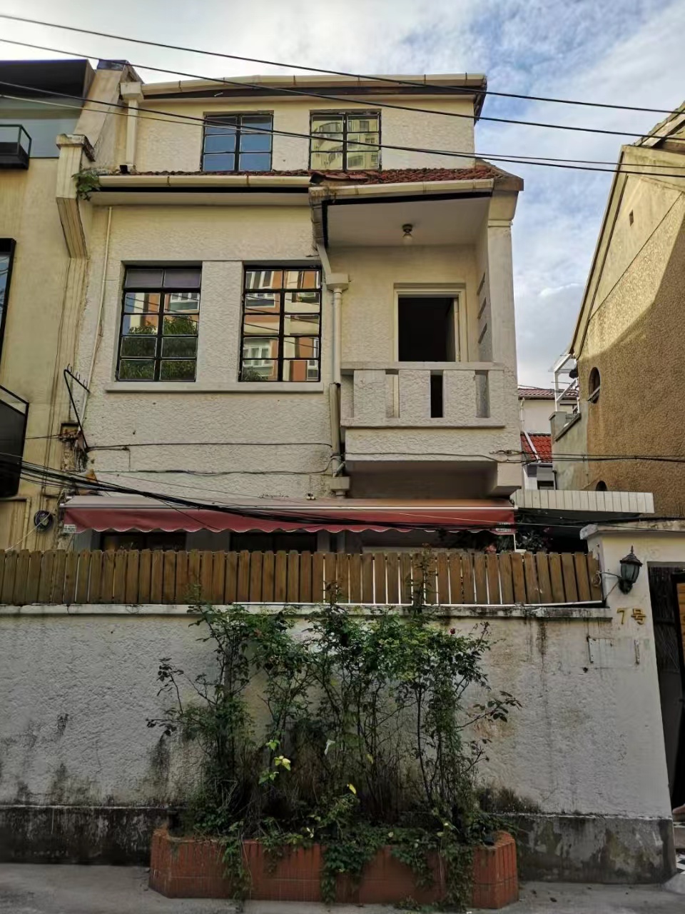 Old lane house with small yard and roof terrace on the quiet Xingguo Road for sale.