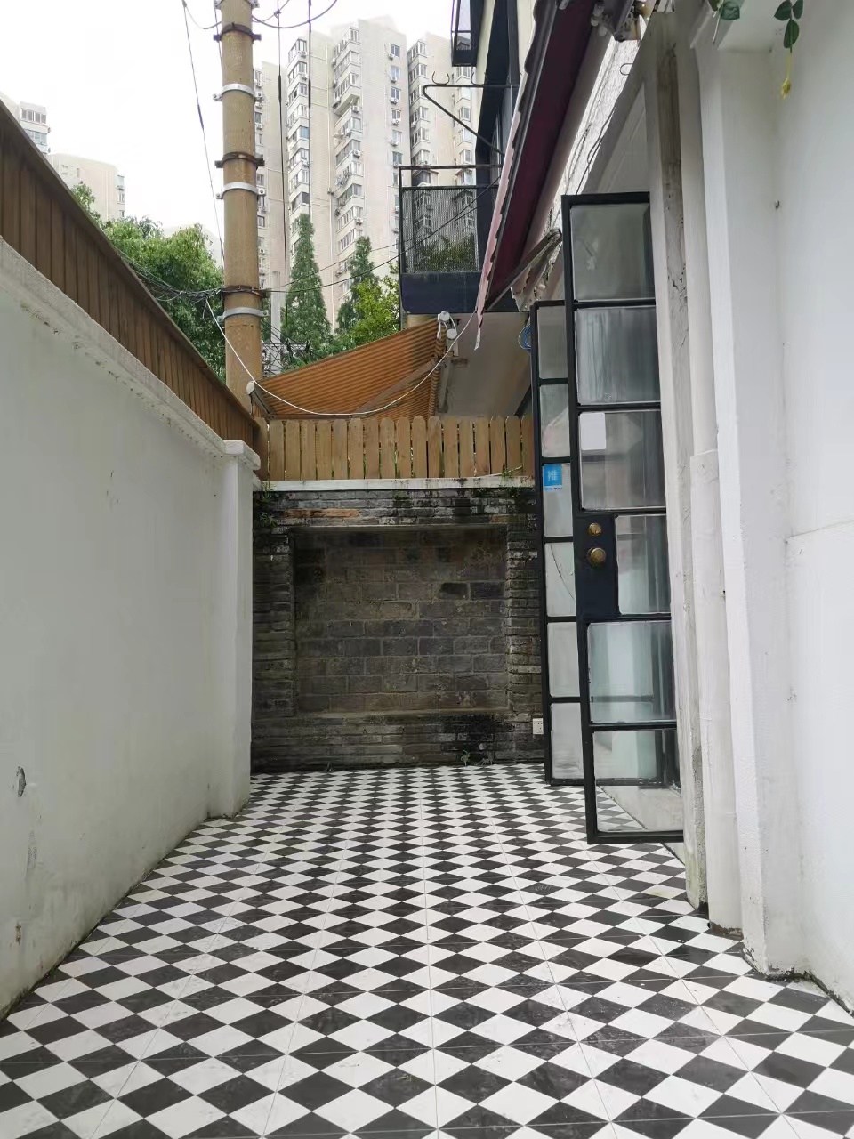 Old lane house with small yard and roof terrace on the quiet Xingguo Road for sale.