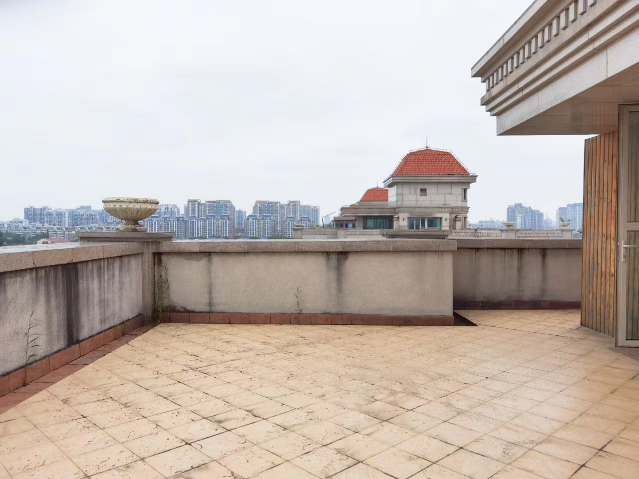 Duplex apartment next to Jet Li's houses in Shanghai with open view to century park