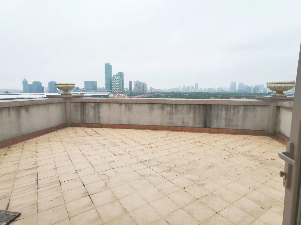 Duplex apartment next to Jet Li's houses in Shanghai with open view to century park