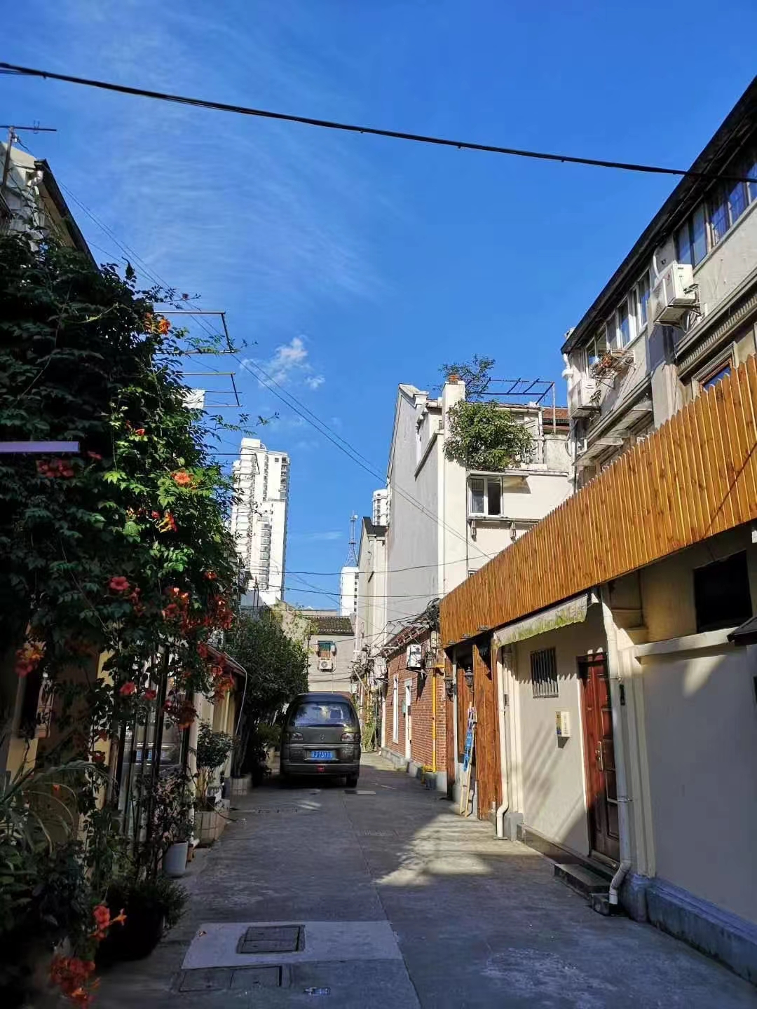 Old lanehouse next to Tianzifang with roof terrace