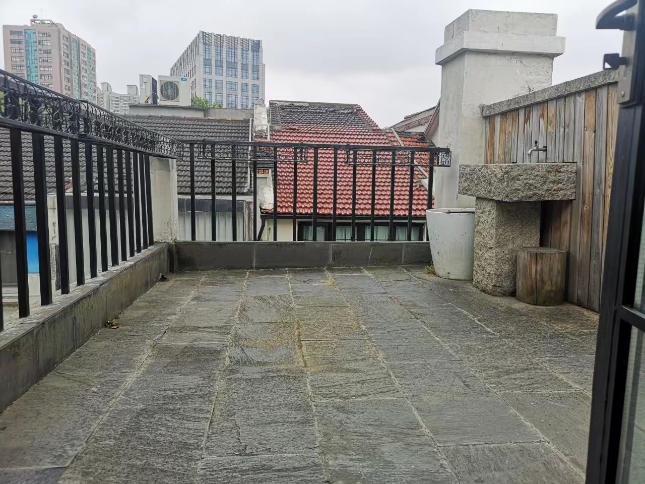 Old lanehouse next to Tianzifang with roof terrace