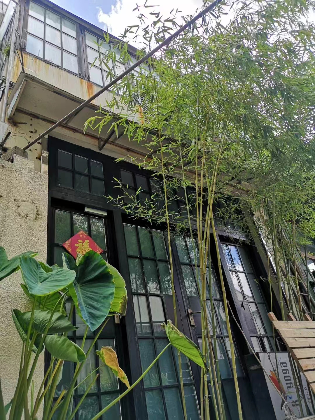 Old lanehouse next to Tianzifang with roof terrace