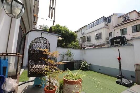 Lane house near Zhongshan Park, with garden and sunroom