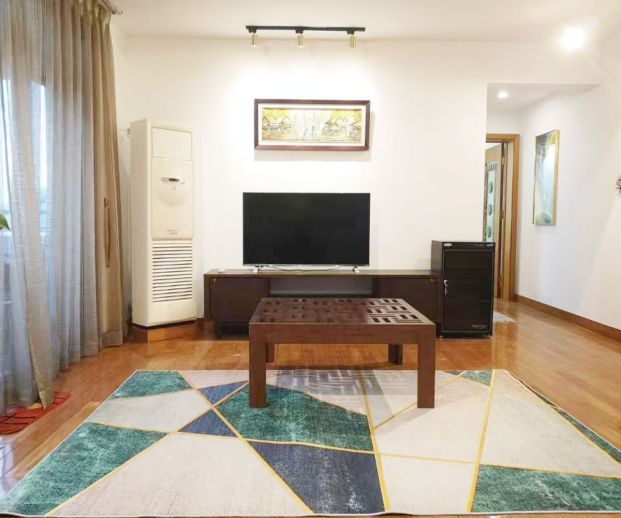 Small apartment right next to metro line 13, decoration in good condition