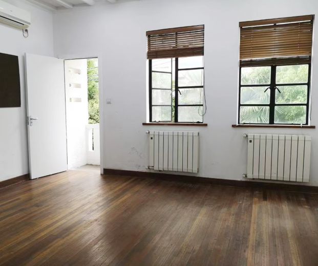 Old lane house with small yard and roof terrace on the quiet Xingguo Road for sale.