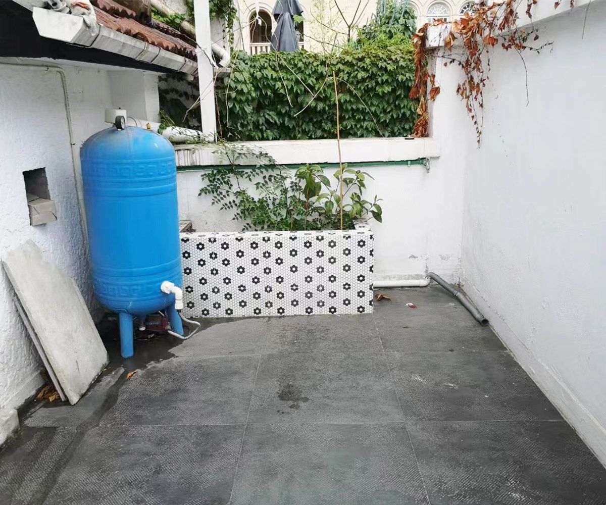 Old lane house with small yard and roof terrace on the quiet Xingguo Road for sale.